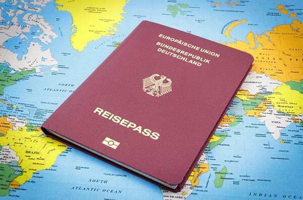 Deutscher Reisepass auf Weltkarte